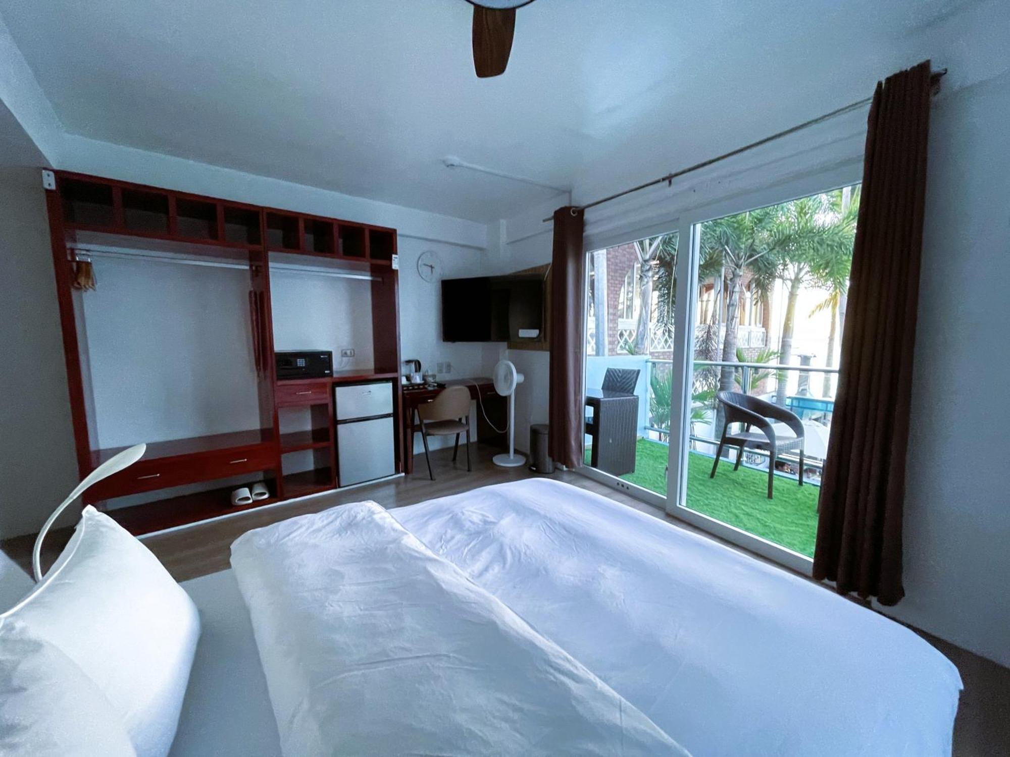 Montani Beach Resort Puerto Galera Powered By Cocotel Екстериор снимка